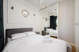 Wola Grzybowska Lavish Apartment by BookingHost