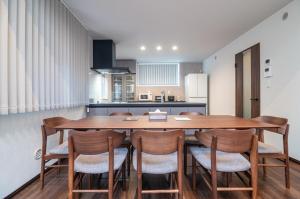 新屋 札幌市中心 近圓山公園 挑高設計客廳 4房 3廁所 1浴室 2淋浴 最大13人 可停車