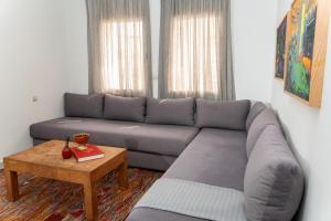 Spacious and colorful apartment close to MahajRiad