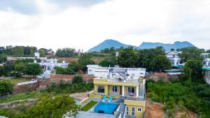 ELIVAAS LakeMount 2-BHK Getaway with Private Pool, Open-Air Gazebo & Terrace At Fatehsagar Lake