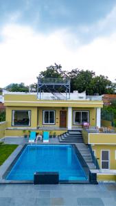 ELIVAAS LakeMount 2-BHK Getaway with Private Pool, Open-Air Gazebo & Terrace At Fatehsagar Lake