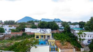 ELIVAAS LakeMount 2-BHK Getaway with Private Pool, Open-Air Gazebo & Terrace At Fatehsagar Lake