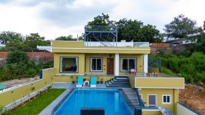 ELIVAAS LakeMount 2-BHK Getaway with Private Pool, Open-Air Gazebo & Terrace At Fatehsagar Lake