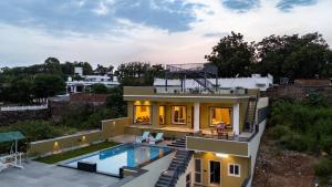 ELIVAAS LakeMount 2-BHK Getaway with Private Pool, Open-Air Gazebo & Terrace At Fatehsagar Lake