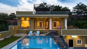 ELIVAAS LakeMount 2-BHK Getaway with Private Pool, Open-Air Gazebo & Terrace At Fatehsagar Lake