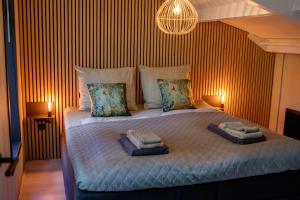 Cozy Forest lodge with hottub!