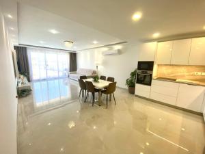 Cliffs Edge Luxury Apartment With Large Pool & Stunning Views