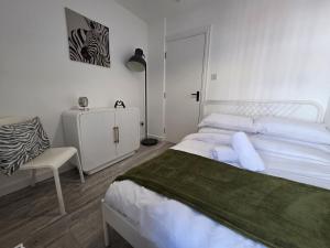 Stylish 6-Bedroom House, Town Centre, Sleeps 14, With Garden