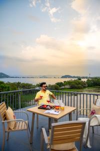 ELIVAAS LakeMount 2-BHK Getaway with Private Pool, Open-Air Gazebo & Terrace At Fatehsagar Lake