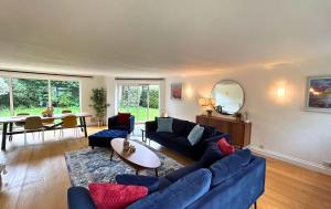 Weybridge Stunning Five Bedroom House With Garden