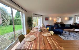 Weybridge Stunning Five Bedroom House With Garden