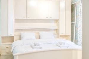 Cozy 4-Person Retreat Near Blankenberge Beach