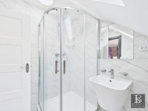 Luxury rooms with ensuite and kitchen, parking in Slough Centre