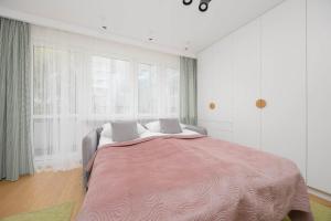 Central Warsaw Studio with Balcony, near Metro by Noclegi Renters