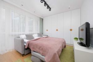 Central Warsaw Studio with Balcony, near Metro by Noclegi Renters