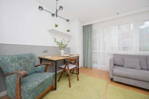 Central Warsaw Studio with Balcony, near Metro by Noclegi Renters