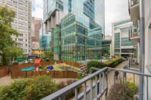 Central Warsaw Studio with Balcony, near Metro by Noclegi Renters