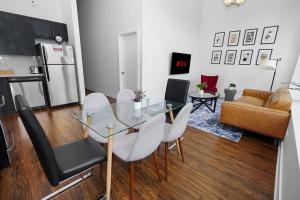 City Views and Convenient 3BR Suite for Group of 8 Guests Near McCormick, Shedd Aquarium, Museum Campus & Navy Pier