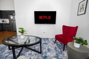 City Views and Convenient 3BR Suite for Group of 8 Guests Near McCormick, Shedd Aquarium, Museum Campus & Navy Pier