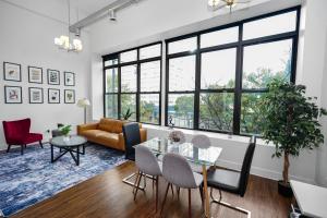 City Views and Convenient 3BR Suite for Group of 8 Guests Near McCormick, Shedd Aquarium, Museum Campus & Navy Pier