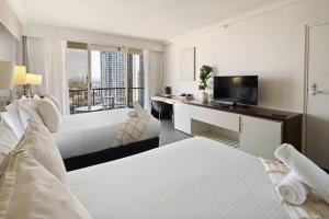 Pacific Vista - City-view Beachside Studio