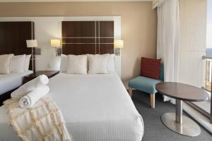 Pacific Vista - City-view Beachside Studio