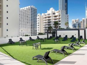 Pacific Vista - City-view Beachside Studio