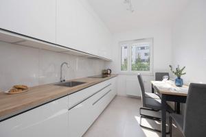 Lazurowa Charming Apartment with Parking & Garden in Warsaw by Noclegi Renters