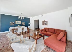 Palmiers et pins face à la mer dans une Villa classée du Cap d Antibes