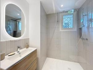 Palmiers et pins face à la mer dans une Villa classée du Cap d Antibes