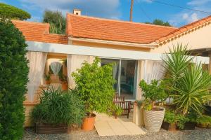 Rêve Dazur plage de la Nartelle studio 20m2 avec piscine partagée, parking Barbecue, draps inclus à la Nartelle