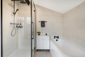 Large 5BR Contractor Accommodation in Bedford, Easy Access to Sites