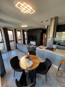 Windows to the City Stylish Apartment