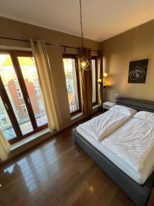 Windows to the City Stylish Apartment