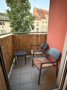 Bright 1BR Apartment with Living Room & Balcony