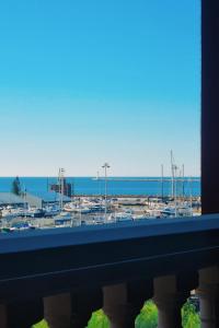 Apartamento rojo con vistas al mar