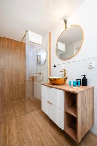 Piotrkowska Luxury Studio with Mezzanine by BookingHost