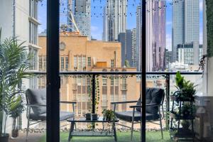 Modern CBD 2BR Free Parking & Stunning City Views
