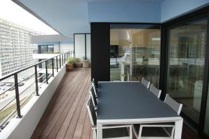 Beachfront Apartment - Stunning Views Balcony City Access