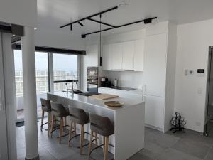 Beachfront Apartment - Stunning Views Balcony City Access