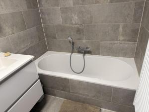 Beachfront Apartment - Stunning Views Balcony City Access