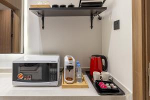 A beautiful one BR apartment with a living room