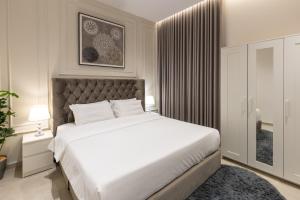 A beautiful one BR apartment with a living room