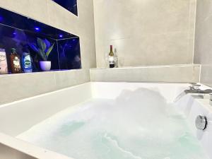 The Board Games Apartments - Brought to you by Coastline Retreats - Themed town centre apartmentsWITH LUXURY 2 PERSON JACUZZI BATHS - 5 mins walk to the beach, Netflix, Superfast Wifi