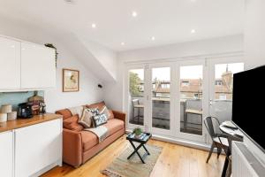 Sunny TopFloor 1BR , Balcony Views Sleeps 3