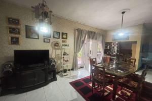 OYO 94841 Alodia Homestay Family