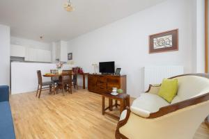 Climatic Apartment with Parking & Balcony Ideal for Business Travelers by Noclegi Renters