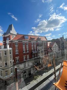 Windows to the City Stylish Apartment