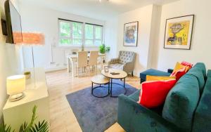 3-Bedroom with Private Balcony - Modern flat near Finsbury Park, Manor House & Emirates Stadium by Staylio London