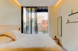 Aristoteles Polanco w Balcony View